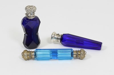 Lot 22 - A pale blue glass double ended scent bottle,...