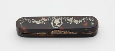 Lot 40 - A tortoiseshell patch box finely inlaid with...