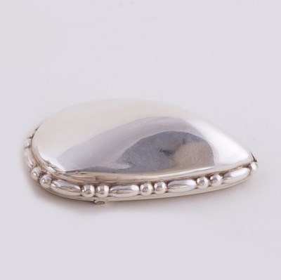 Lot 58 - A novelty silver snuff box, of mussel shell...