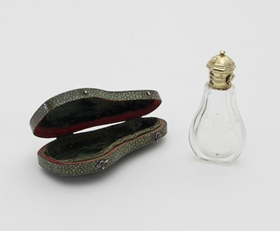 Lot 61 - A late 18th Century scent bottle with...