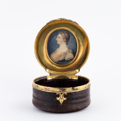 Lot 62 - An 18th Century pressed tortoiseshell snuff...