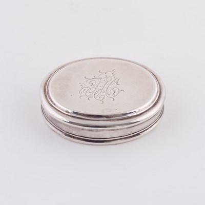 Lot 70 - A Queen Anne silver snuff box, Edward Cornock,...