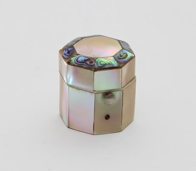 Lot 76 - A 15ct gold thimble in an octagonal...