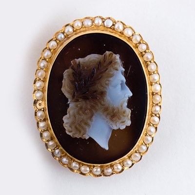 Lot 93 - A 19th Century Victorian cameo brooch...