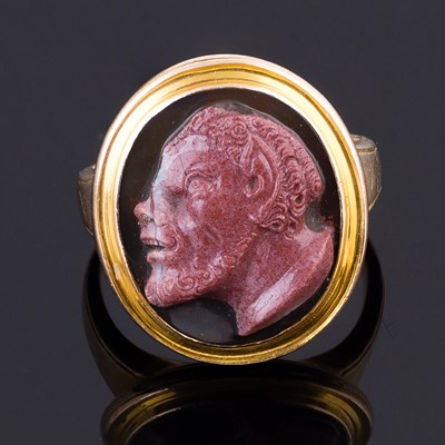 Lot 95 - A Grand Tour hardstone cameo ring depicting a...