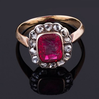 Lot 104 - A synthetic ruby intaglio set ring with rose...