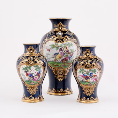 Lot 458 - A Worcester mazarine-blue ground garniture of...