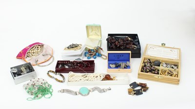 Lot 58 - A quantity of costume jewellery to include a...