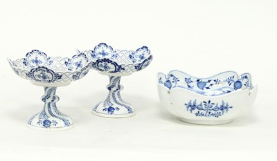 Lot 106 - A 19th Century Meissen onion pattern blue and...