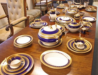 Lot 115 - An Aynsley Georgian pattern dinner service of...