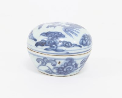 Lot 165 - A small Chinese blue and white circular box...