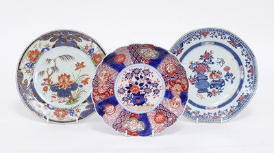 Lot 246 - A Japanese Imari plate with serrated border,...