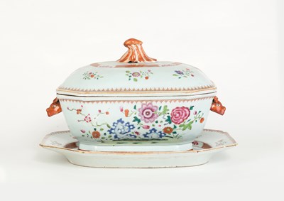 Lot 279 - An extensive famille rose part dinner service,...