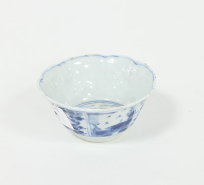 Lot 321 - A Chinese blue and white tea bowl, Kangxi,...