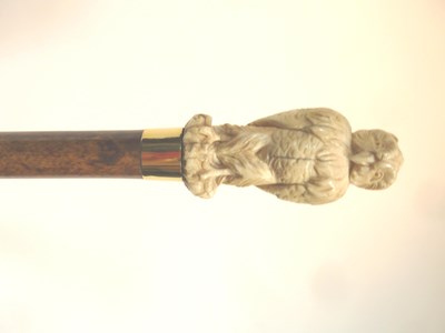 Lot 485 - An umbrella with a finely carved ivory owl handle