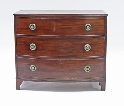 Lot 113 - A Hepplewhite period mahogany chest of three...