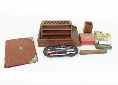 Lot 257 - A small group of desk related items to include...