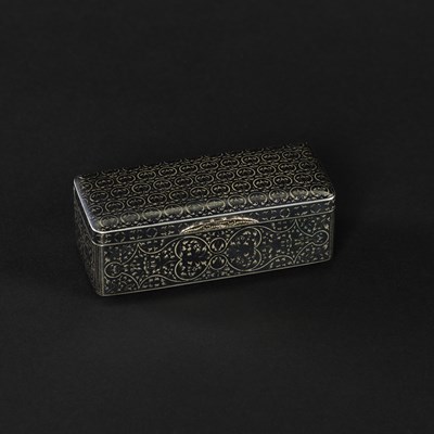 Lot 441 - A Russian silver niello snuff box with gold...