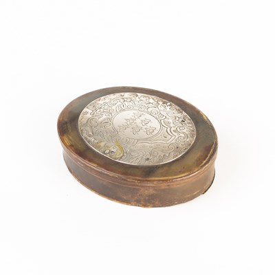 Lot 476 - An early 18th Century horn box, the oval cover...