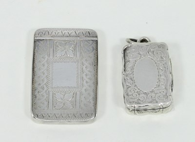 Lot 517 - A George III silver pill box, Wardell &...