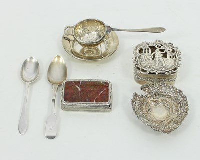 Lot 521 - A silver trinket box, the pierced cover...