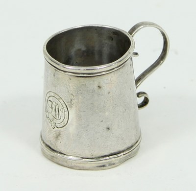 Lot 526 - A Georgian miniature or toy silver mug, David...