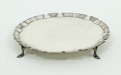 Lot 613 - A silver salver, Goldsmiths & Silversmiths Co...