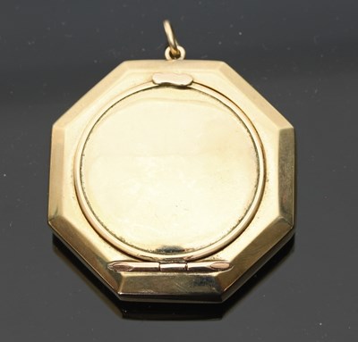 Lot 698 - A lady's 9ct gold compact, of octagonal shape,...