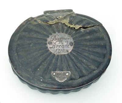 Lot 69 - A horn snuff box, the lid with silver plaque...