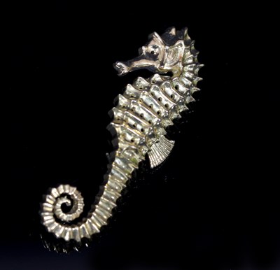 Lot 110 - An 18ct gold seahorse pendant, approximately 9....