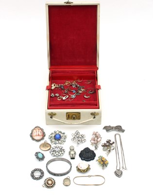 Lot 125 - A quantity of costume jewellery including a...