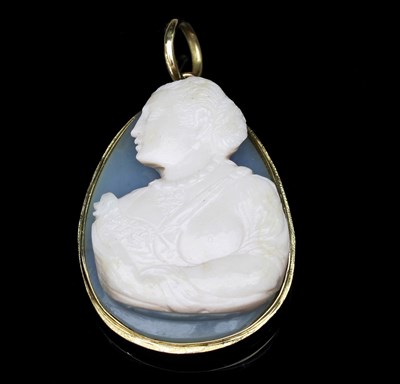 Lot 157 - A carved hardstone cameo pendant of ovoid...