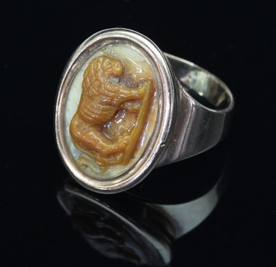 Lot 177 - An early 19th Century hardstone cameo ring,...