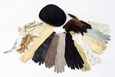 Lot 647 - A quantity of various leather and suede ladies'...