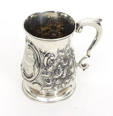 Lot 421 - A George II silver mug, Benjamin Cartwright,...