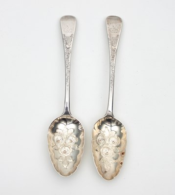 Lot 432 - A pair of George IV silver berry spoons,...