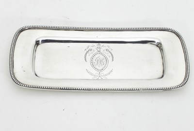 Lot 461 - A George III silver snuffer tray, John...