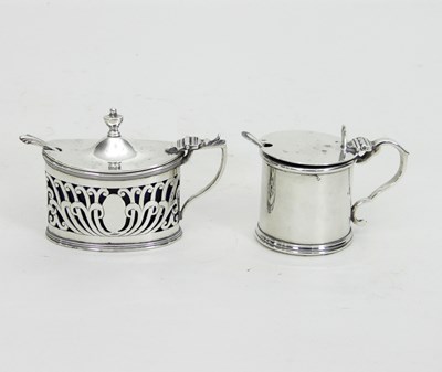 Lot 462 - A silver drum shaped mustard pot, Birmingham...