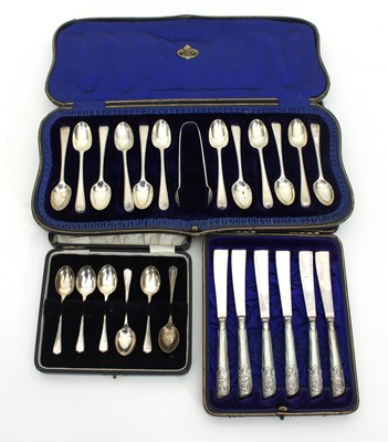 Lot 468 - A boxed set of twelve silver feather edged...