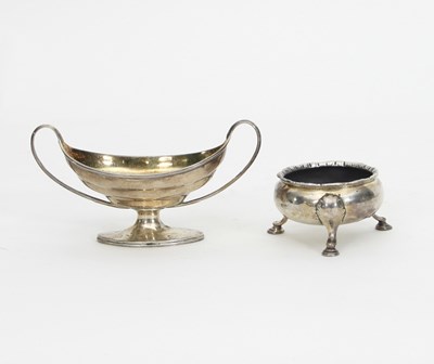 Lot 482 - A George III oval silver salt, Henry Chawner,...