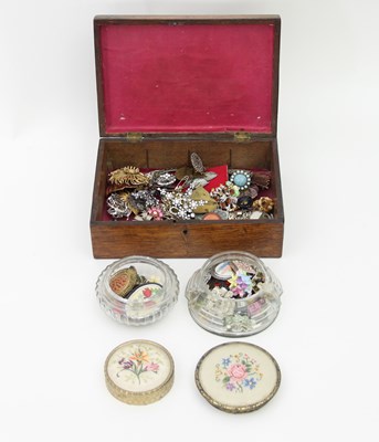 Lot 508 - A quantity of various beads and costume jewellery