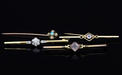 Lot 523 - A diamond bar brooch set in 18ct gold and...