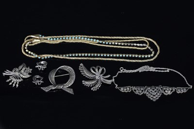 Lot 524 - A small quantity of costume jewellery...