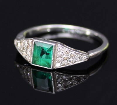 Lot 528 - An Art Deco emerald and diamond ring, the...