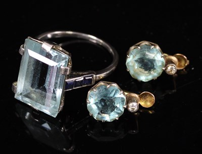 Lot 538 - An aquamarine ring, the rectangular stone with...