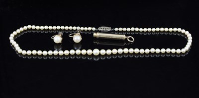 Lot 539 - A single row of graduated cultured pearls to a...