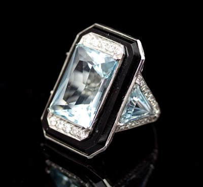 Lot 552 - An Art Deco cocktail ring, the central...