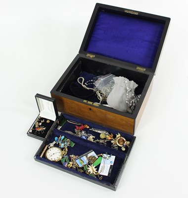 Lot 566 - A wooden jewellery box with lift-out tray,...