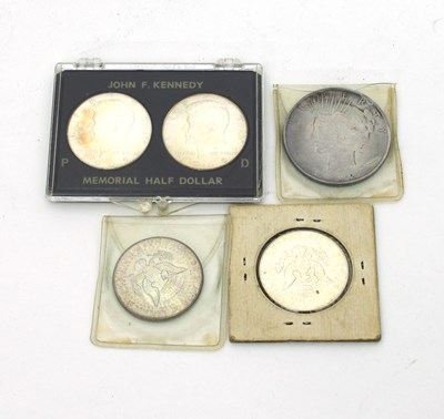 Lot 622 - Five United States of America coins, including...