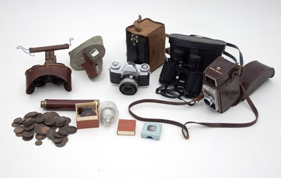 Lot 864 - A group of three various cameras and a...